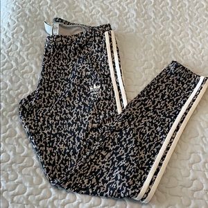 Women’s Adidas 3 stripe leggings